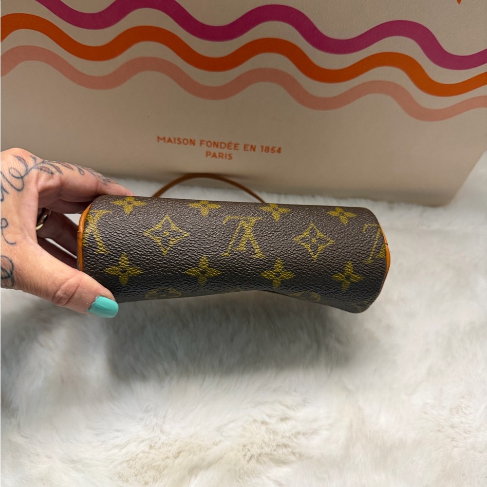 Louis Vuitton - Picture 5 of 16
